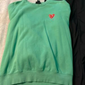 Green sweat shirt